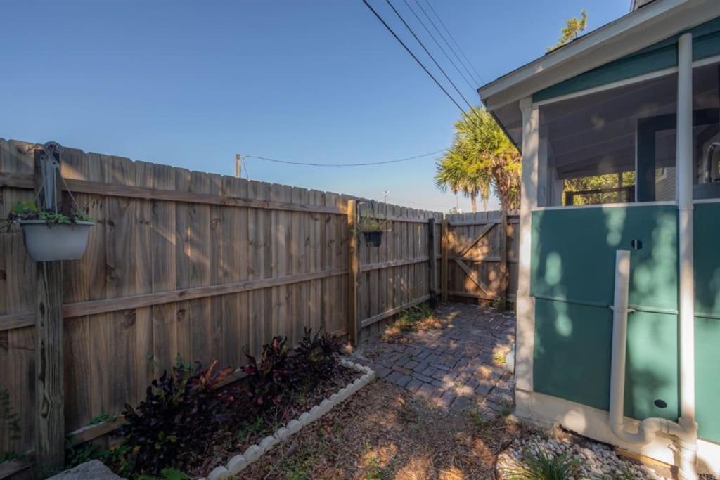 Serene Beachy Bungalow With Large Screened Porch! 坦帕 外观 照片