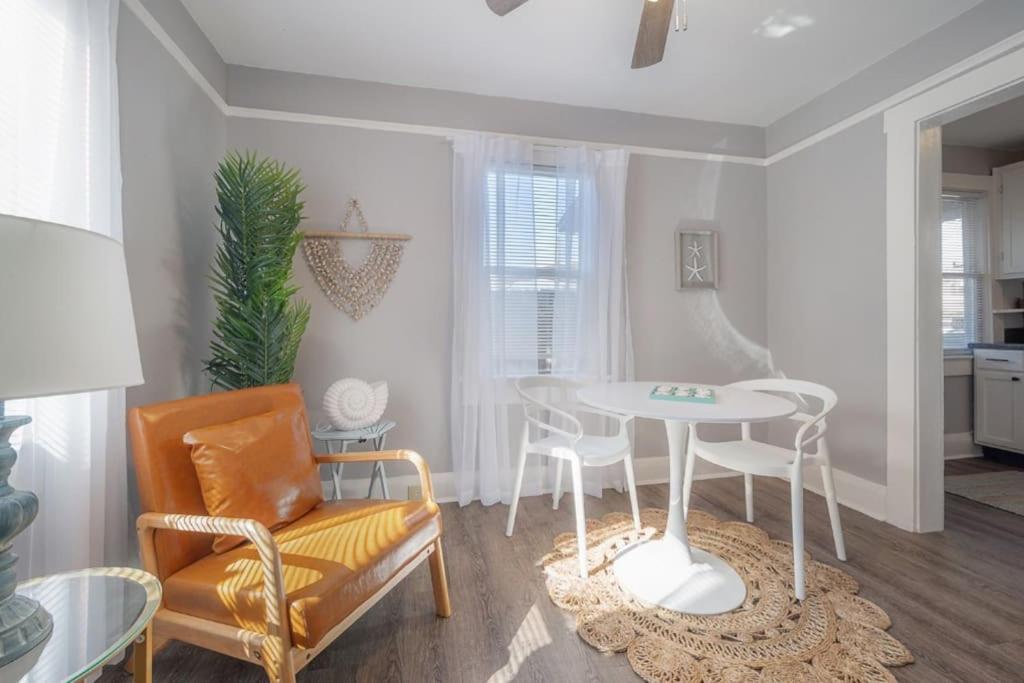 Serene Beachy Bungalow With Large Screened Porch! 坦帕 外观 照片