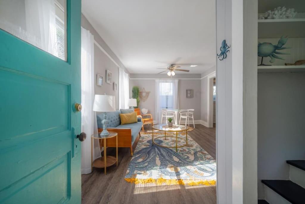 Serene Beachy Bungalow With Large Screened Porch! 坦帕 外观 照片