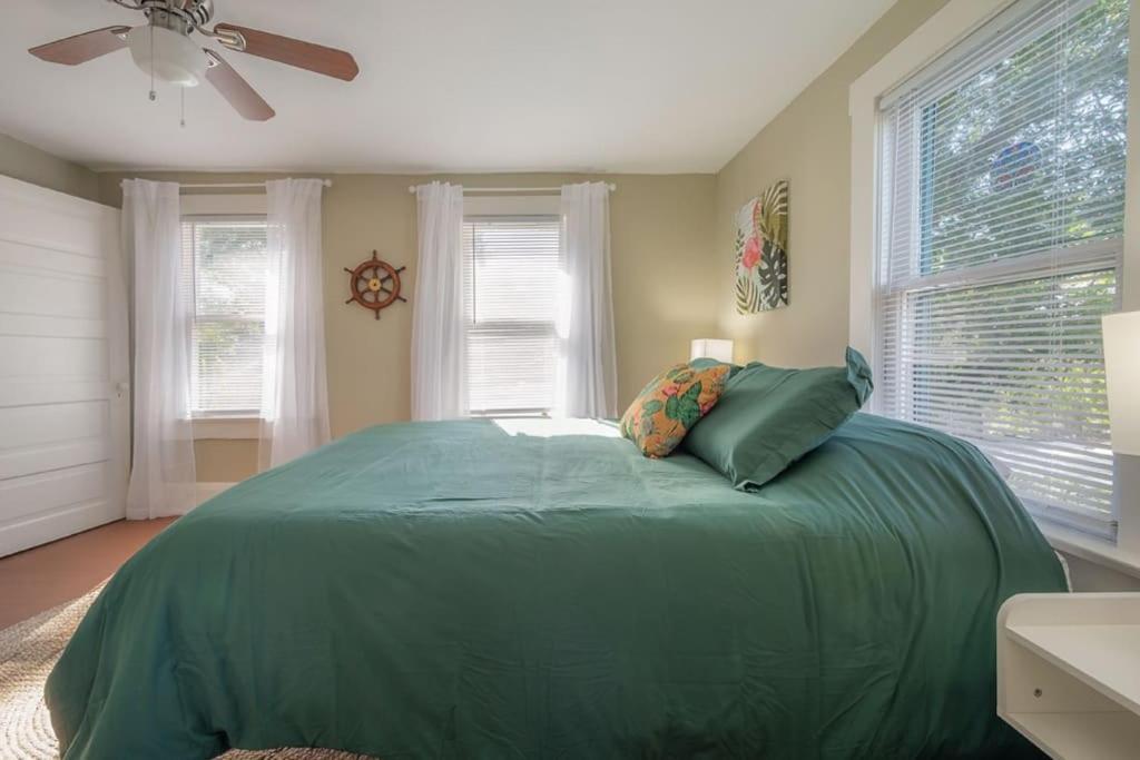 Serene Beachy Bungalow With Large Screened Porch! 坦帕 外观 照片