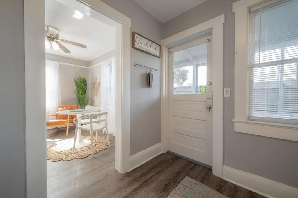 Serene Beachy Bungalow With Large Screened Porch! 坦帕 外观 照片
